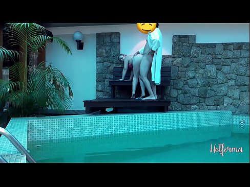 ❤️ Baas nooi bediende swembad toe, maar kon nie 'n warm weerstaan nie ❤❌ Pornovideo by ons ❌❤